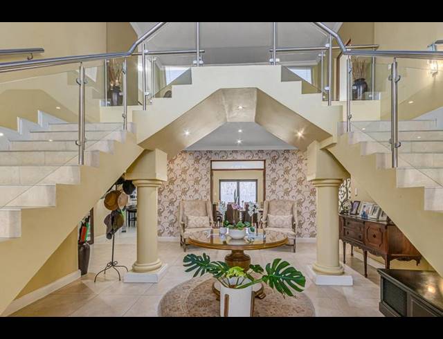 5 BEDROOM TOWNHOUSE FOR SALE IN BLUE VALLEY GOLF ESTATE